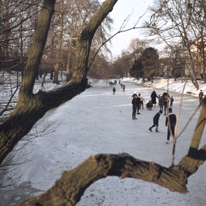 859523 Gezicht op de bevroren Stadsbuitengracht te Utrecht, ter hoogte van de Maliesingel.